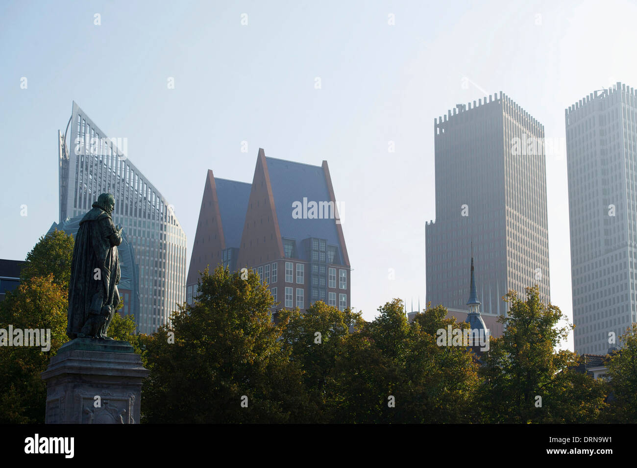 Den Niederlanden. Den Haag. 10.07.2013. Skyline von 'Plein' gesehen. Statue von Willem von Oranien und Regierungsgebäude Stockfoto