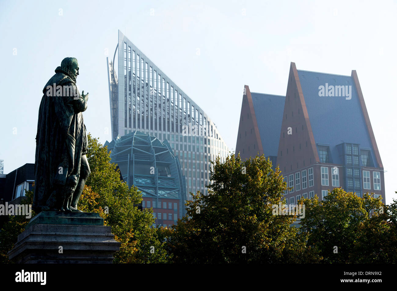 Den Haag. 10.07.2013. Stadtbild mit Staue von Willem von Oranien und das Regierungsgebäude von 'Plein' gesehen. Stockfoto