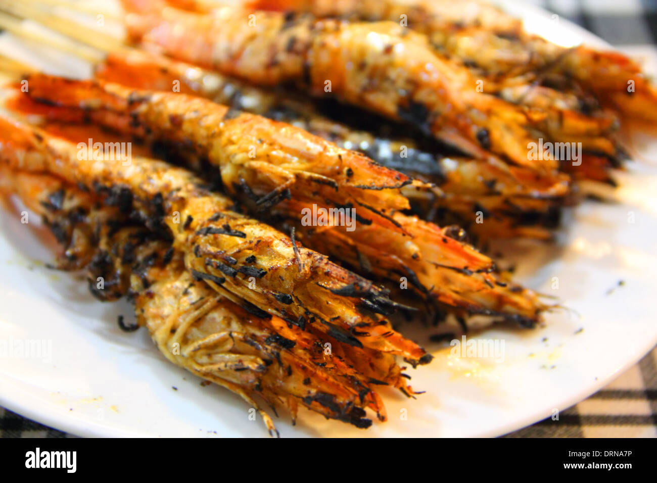 Teller mit BBQ-Garnelen-Spieße auf weißen Teller Stockfoto