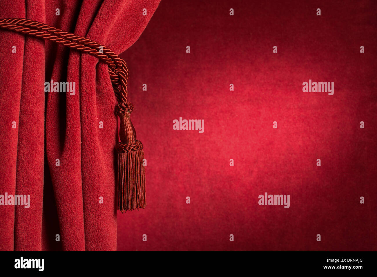Roten Theater Vorhang und roten Quasten Stockfoto