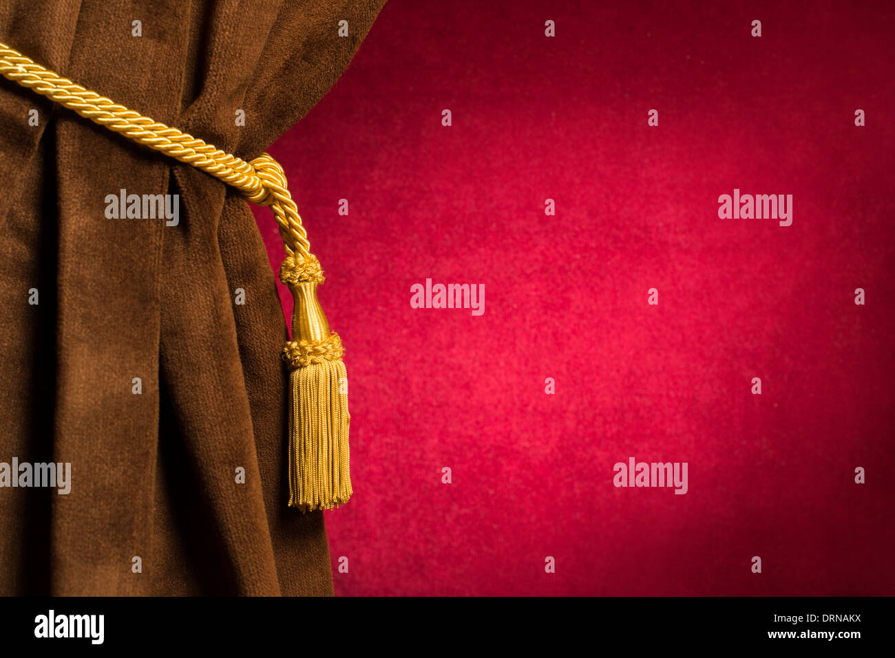 Roten Theater Vorhang und gelben Quasten Stockfoto