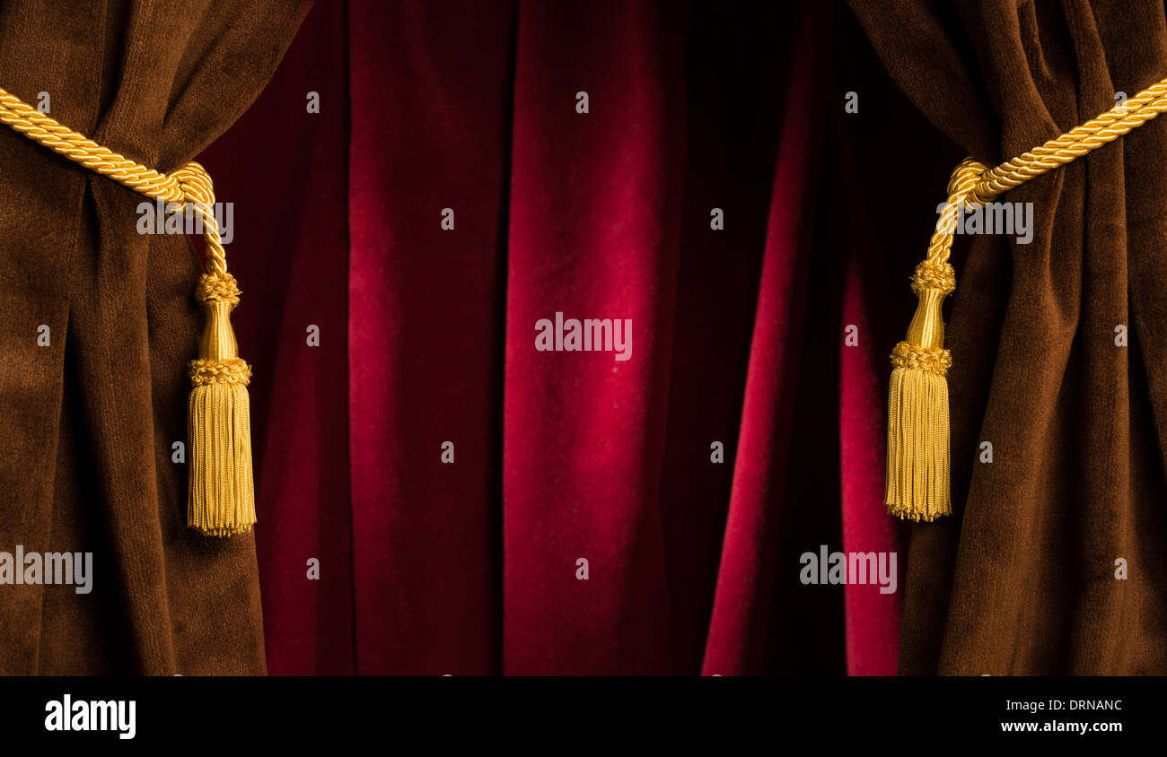 Roten Theater Vorhänge und gelben Quasten Stockfoto