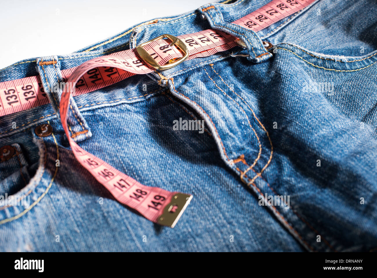 Jeans und Zentimeter. Gürtel mit Schnalle Stockfoto