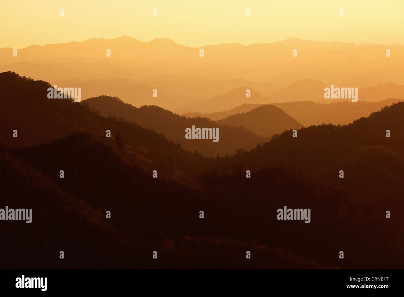 Sonnenuntergang über das Welterbe Kumano und Kii-Gebirge in Japan Stockfoto