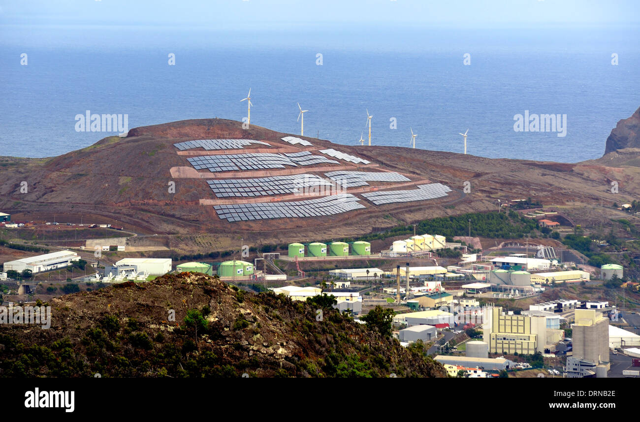 Canical Madeira Portugal Sonnenkollektoren auf einem Hügel mit einem Windpark hinter angelegt Stockfoto