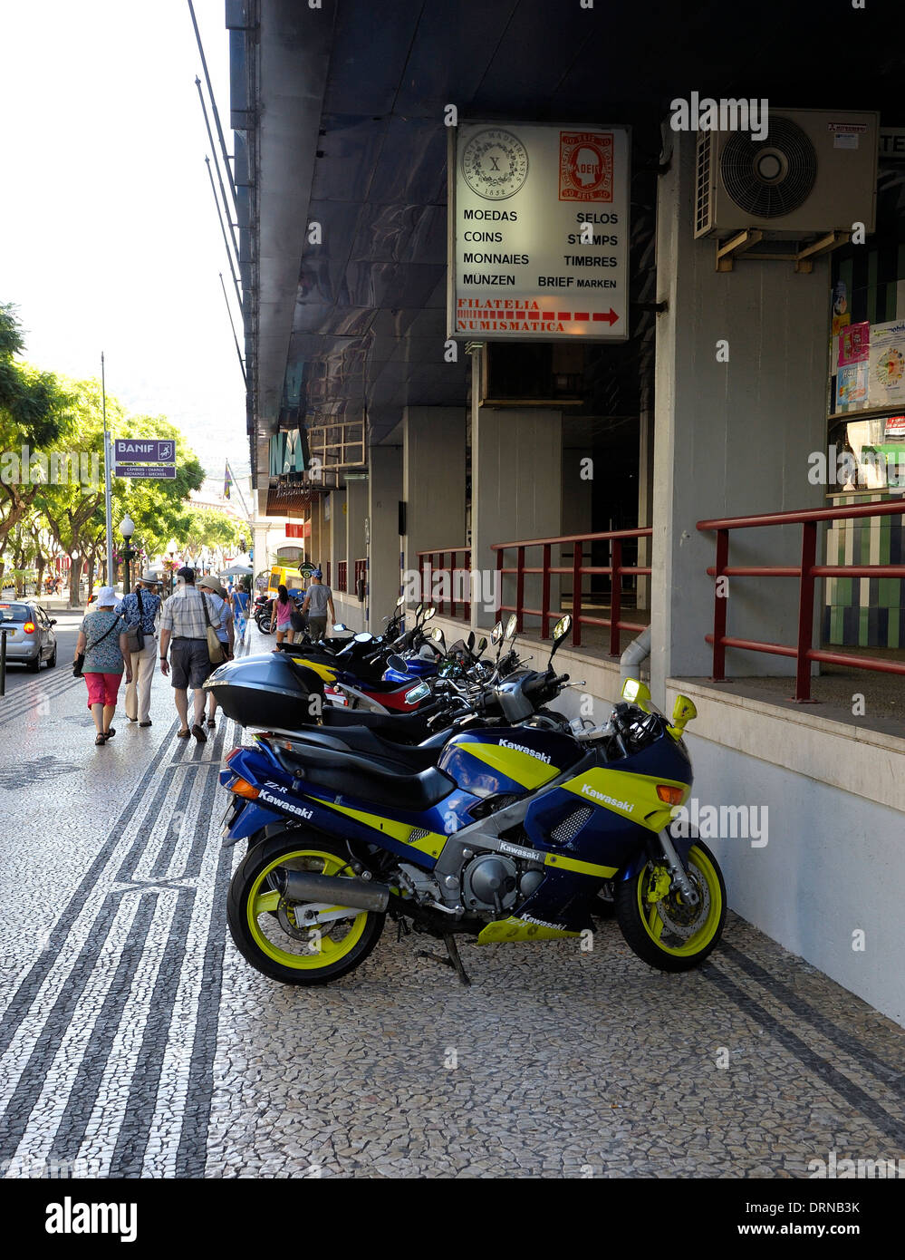 Funchal Madeira Kawasaki Motorräder geparkt außerhalb einer Einkaufspassage Stockfoto