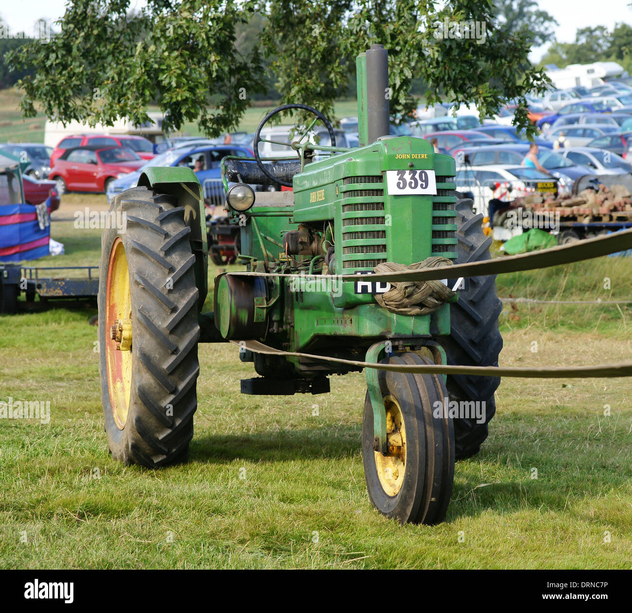 John Deere Modell A Traktor auf Riemenantrieb bei Bedford-Dampf-Rallye Stockfoto