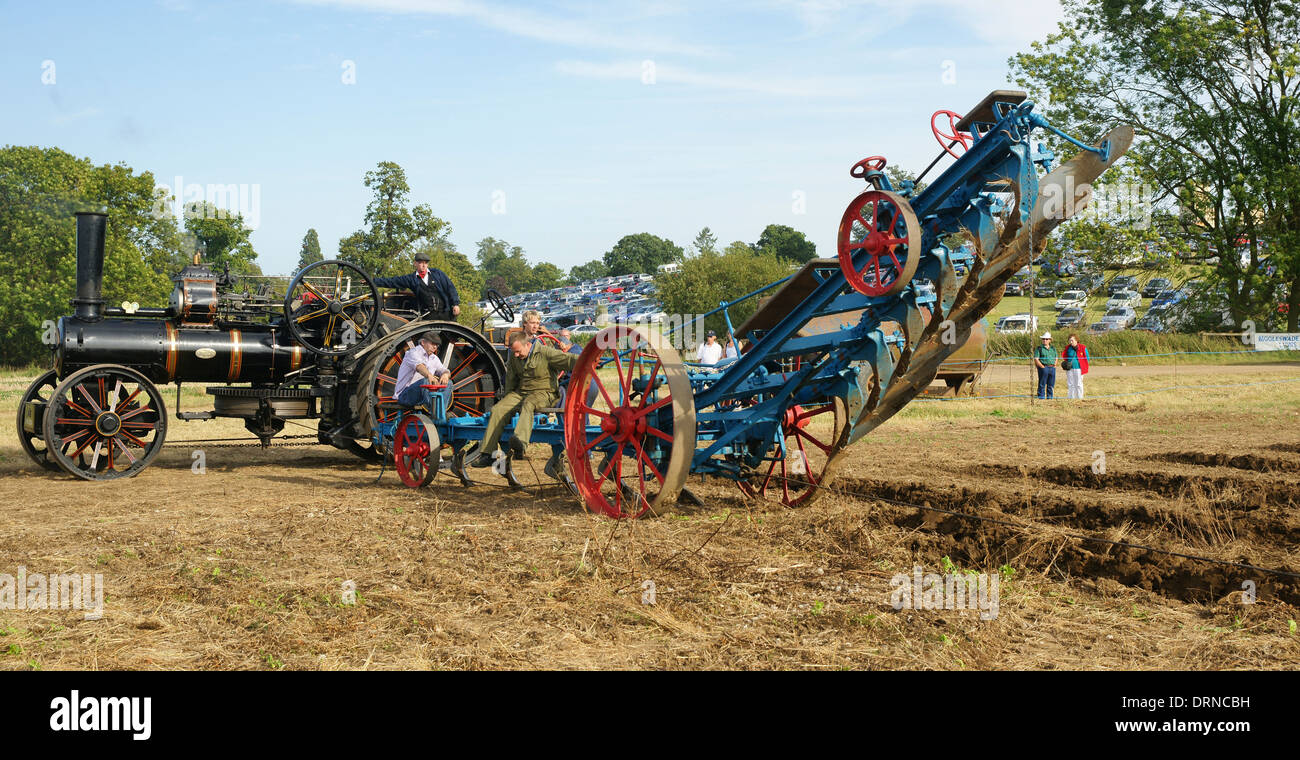 Der Pflug Pflügen Motor Sonnenaufgang bei Bedford Rallye Dampf verlassen Stockfoto