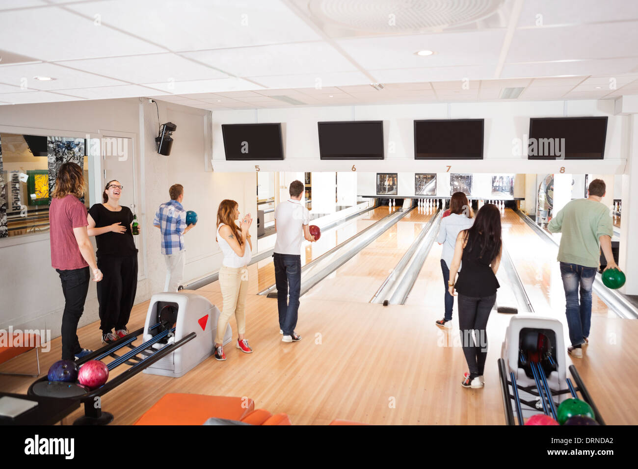 Bowling im Club Freunde Stockfoto