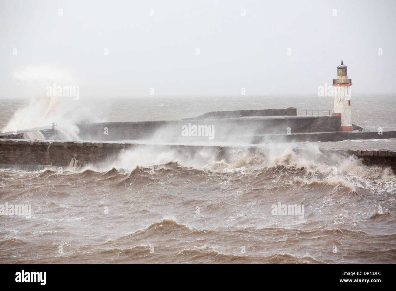 Whitehaven Hafen und Meer Klippen im Zeitraum Januar 2014 der Sturmflut, Hochwasser und Sturm zwingen Winde. Stockfoto