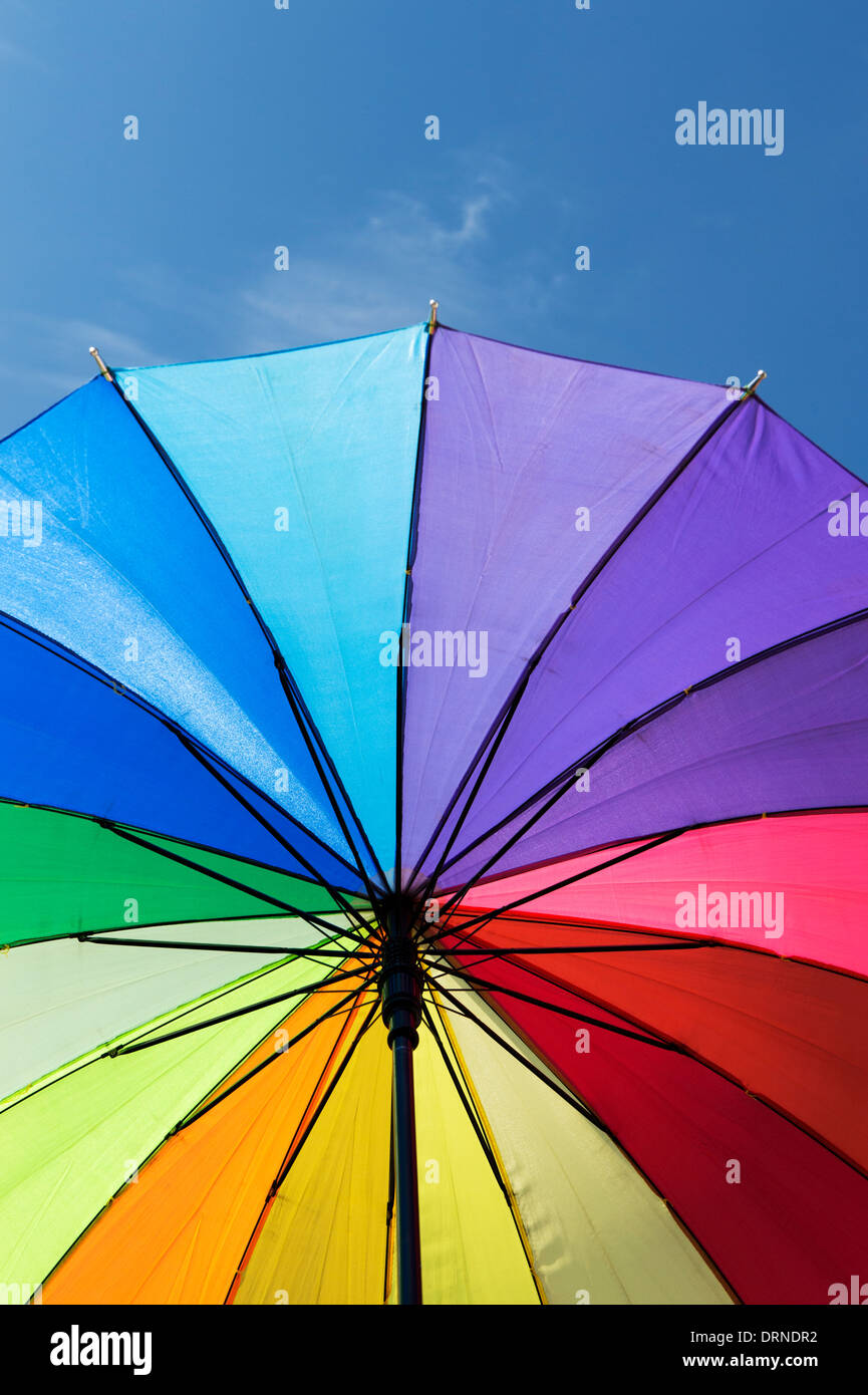 Regenbogen farbige Schirm gegen blauen Himmel Stockfoto