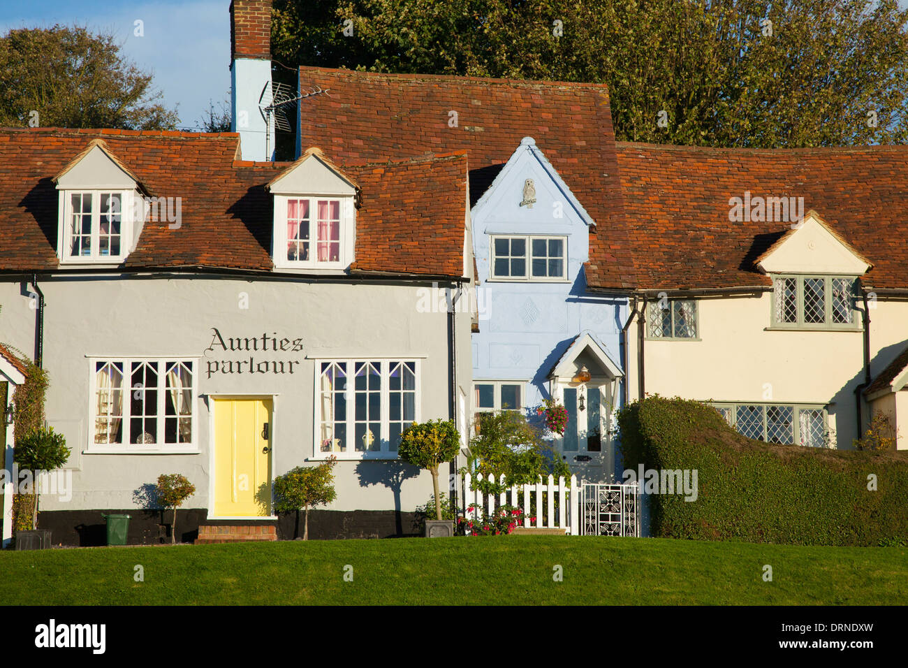 Eine Reihe von mittelalterlichen Häuser säumen den Dorfanger in Finchingfield, Essex, England. Stockfoto