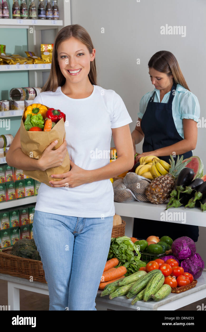 Frau mit der Einkaufstüte im Supermarkt Stockfoto