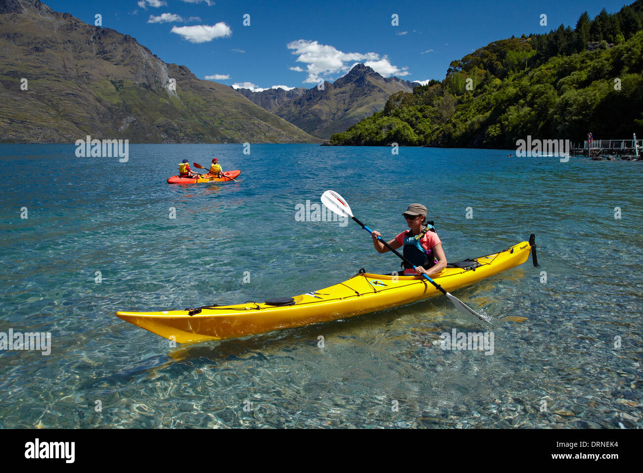 Kajaks, Sunshine Bay Lake Wakatipu, Queenstown, Otago, Südinsel, Neuseeland Stockfoto