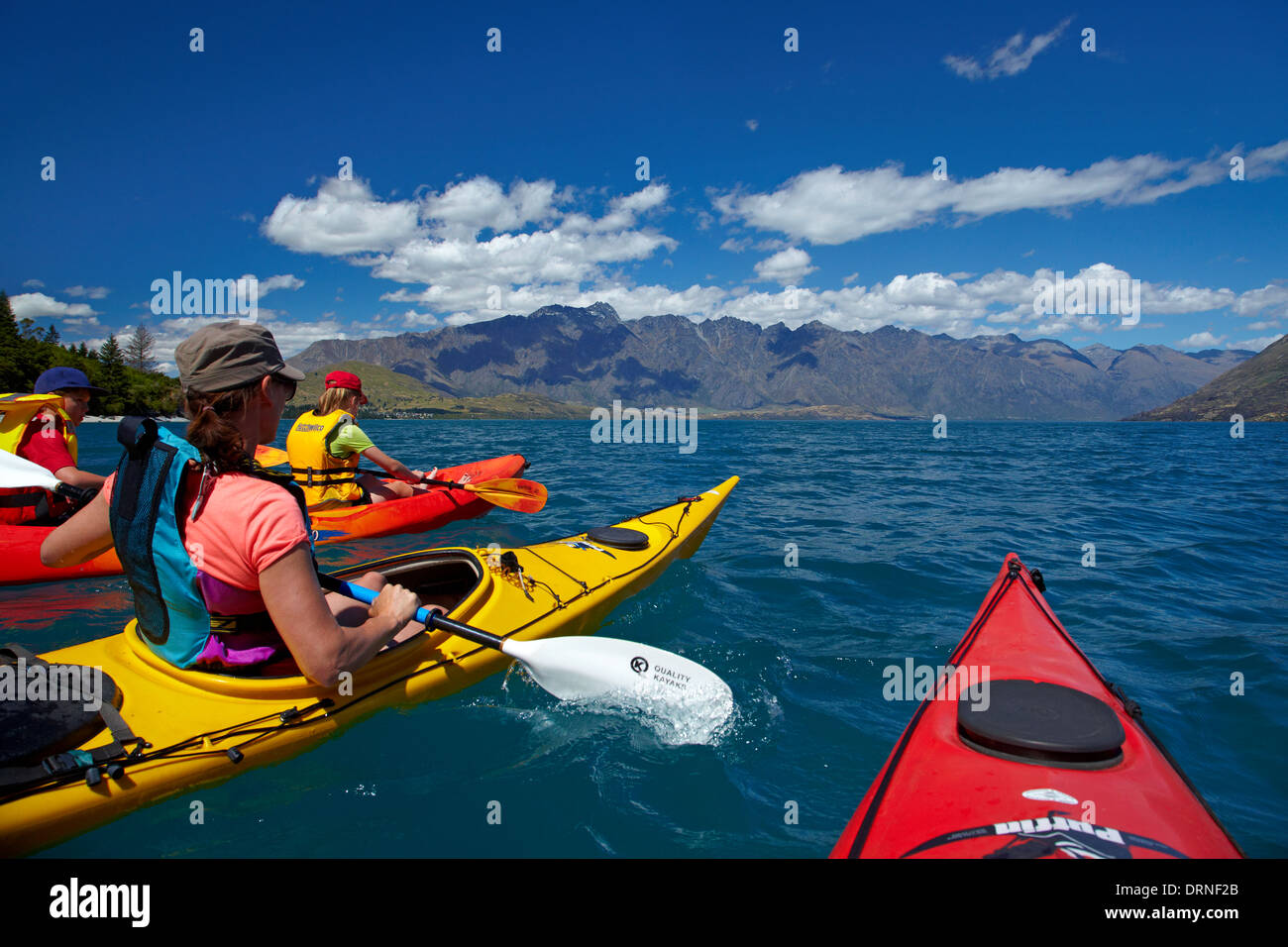 Kajaks, Sunshine Bay Lake Wakatipu, Queenstown, Otago, Südinsel, Neuseeland Stockfoto