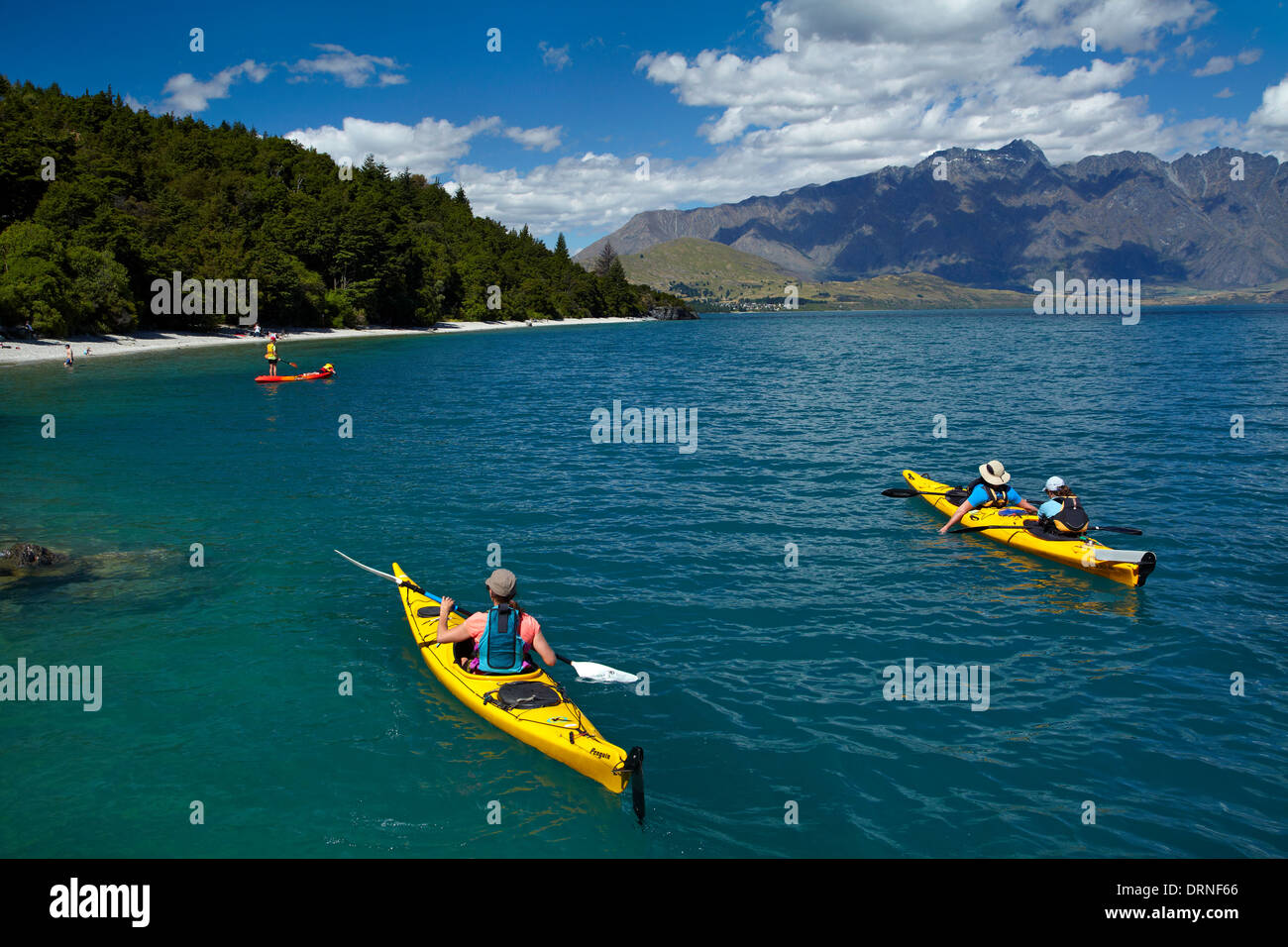 Kajaks, Sunshine Bay Lake Wakatipu, Queenstown, Otago, Südinsel, Neuseeland Stockfoto