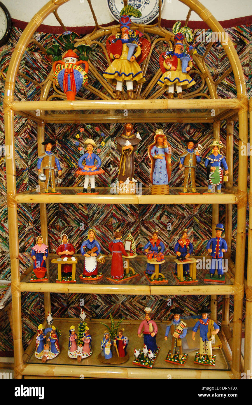 Handwerk. Bonecos von Estremoz. Keramik Figuren, welche verschiedene Berufe. Portugal. Stockfoto
