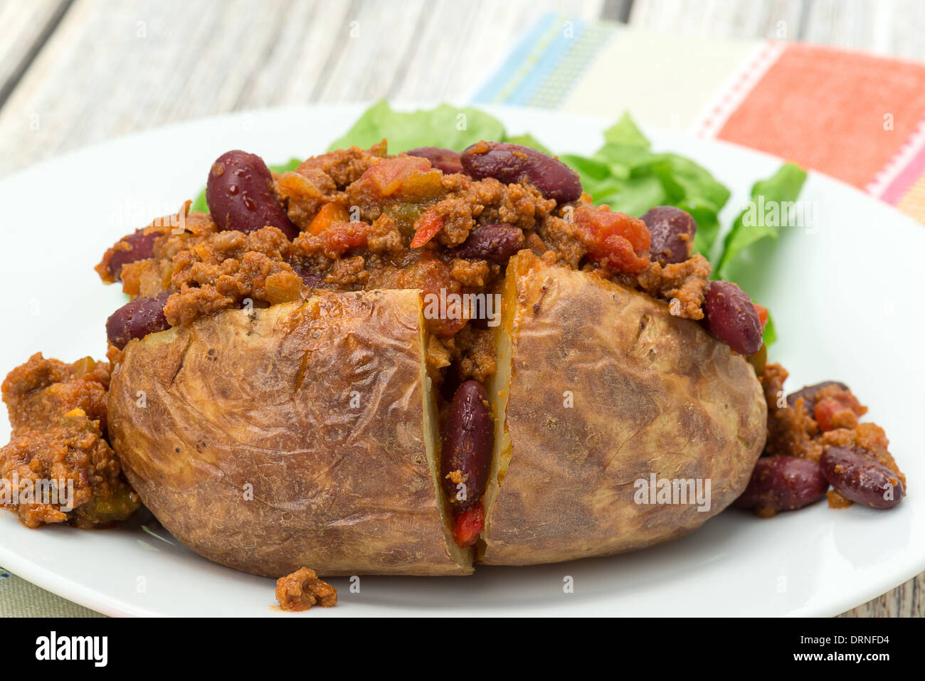 Eine Ofenkartoffel gefüllt mit würzigen Chili Con Carne - Studio gedreht Stockfoto