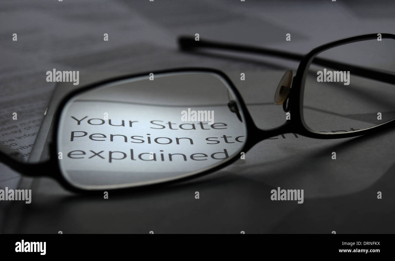 REGIERUNG STAAT PENSION BOOKLET MIT BRILLE RE ALTERSRENTEN EINKOMMEN ARBEITSPLATZ RUHESTAND EINSPARUNGEN PRIVATGESELLSCHAFT UK Stockfoto