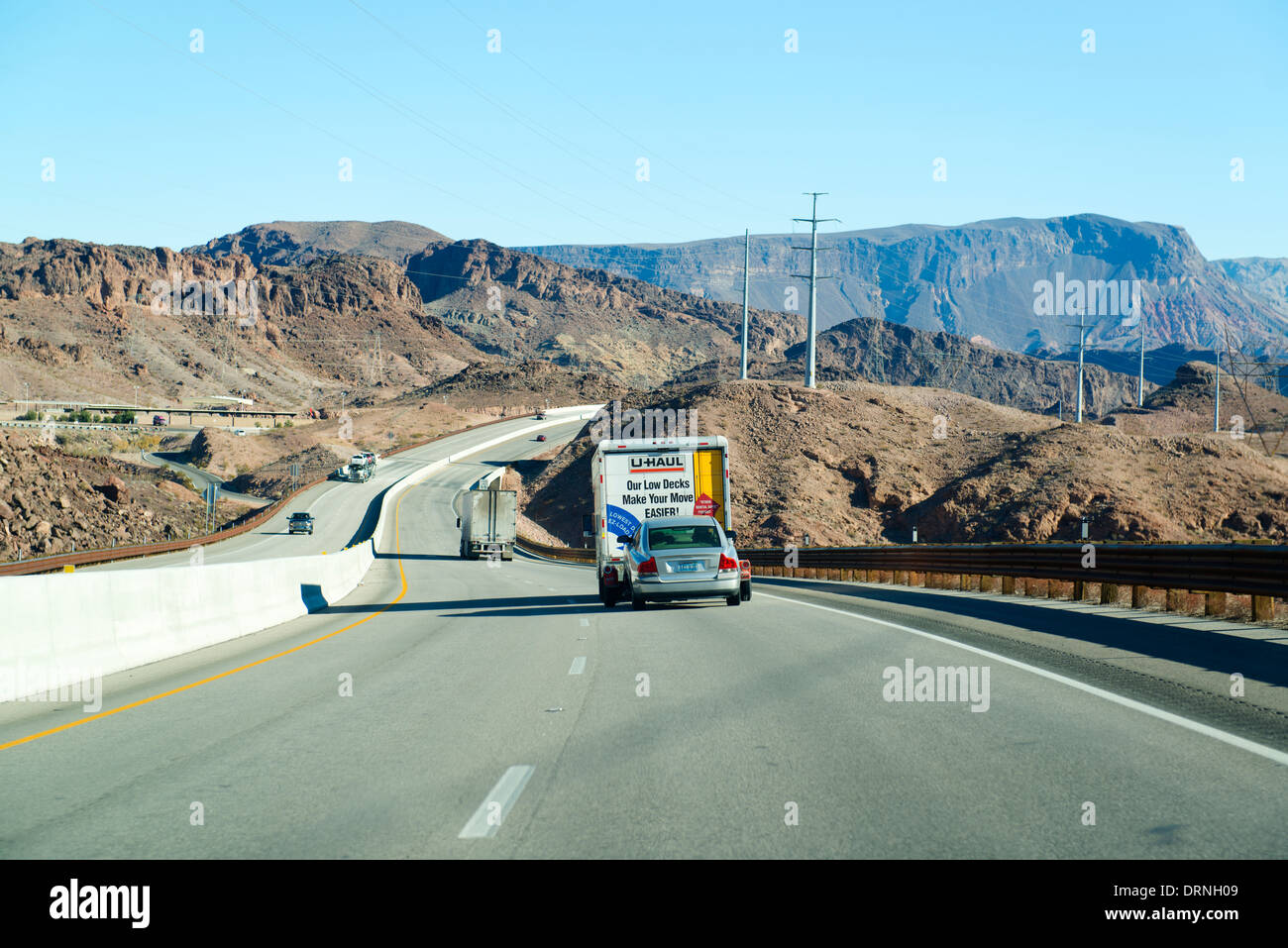 Ein Auto wird durch eine do it yourself Umzugs-LKW geschleppt. Stockfoto