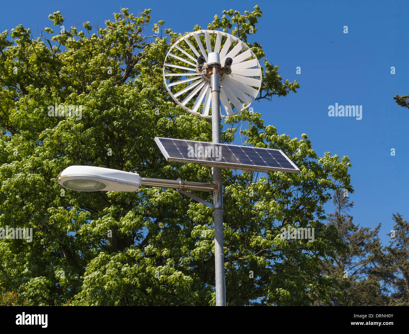Energieeinsparung öffentliche Beleuchtung mit einem Solarpanel und Turbine die Straße Lampe Licht Stockfoto