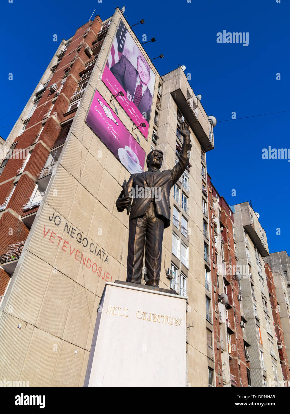Clintons Statue und Plakat, Pristina, Kosovo, Europa. Er hält das Abkommen von 1999, US-Truppen ins Kosovo zulassen Stockfoto
