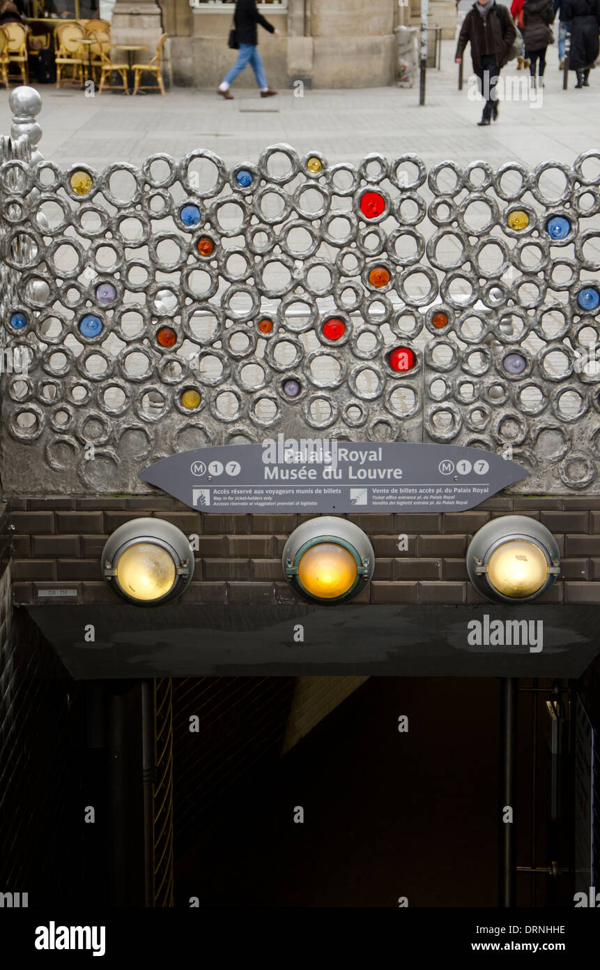 Detail der u-Bahnstation am Palais Royal-Musée du Louvre, entworfen von Jean-Michel Othoniel, Paris, Frankreich Stockfoto