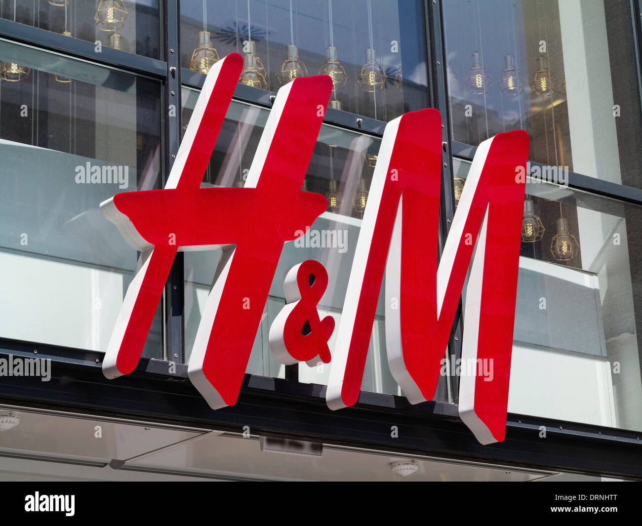 H & M unterzeichnen auf der Außenseite einer Filiale Stockfoto