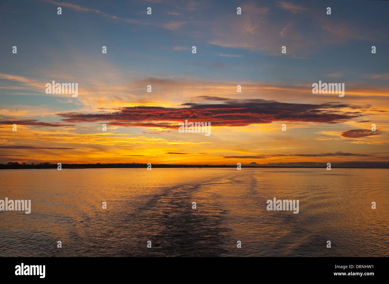 Schöner Sonnenaufgang um 06:00 über eine Ausdehnung des Amazonas-Flusses von einem Kreuzfahrt-Boot segeln stromaufwärts von Belem Brasilien Südamerika Stockfoto