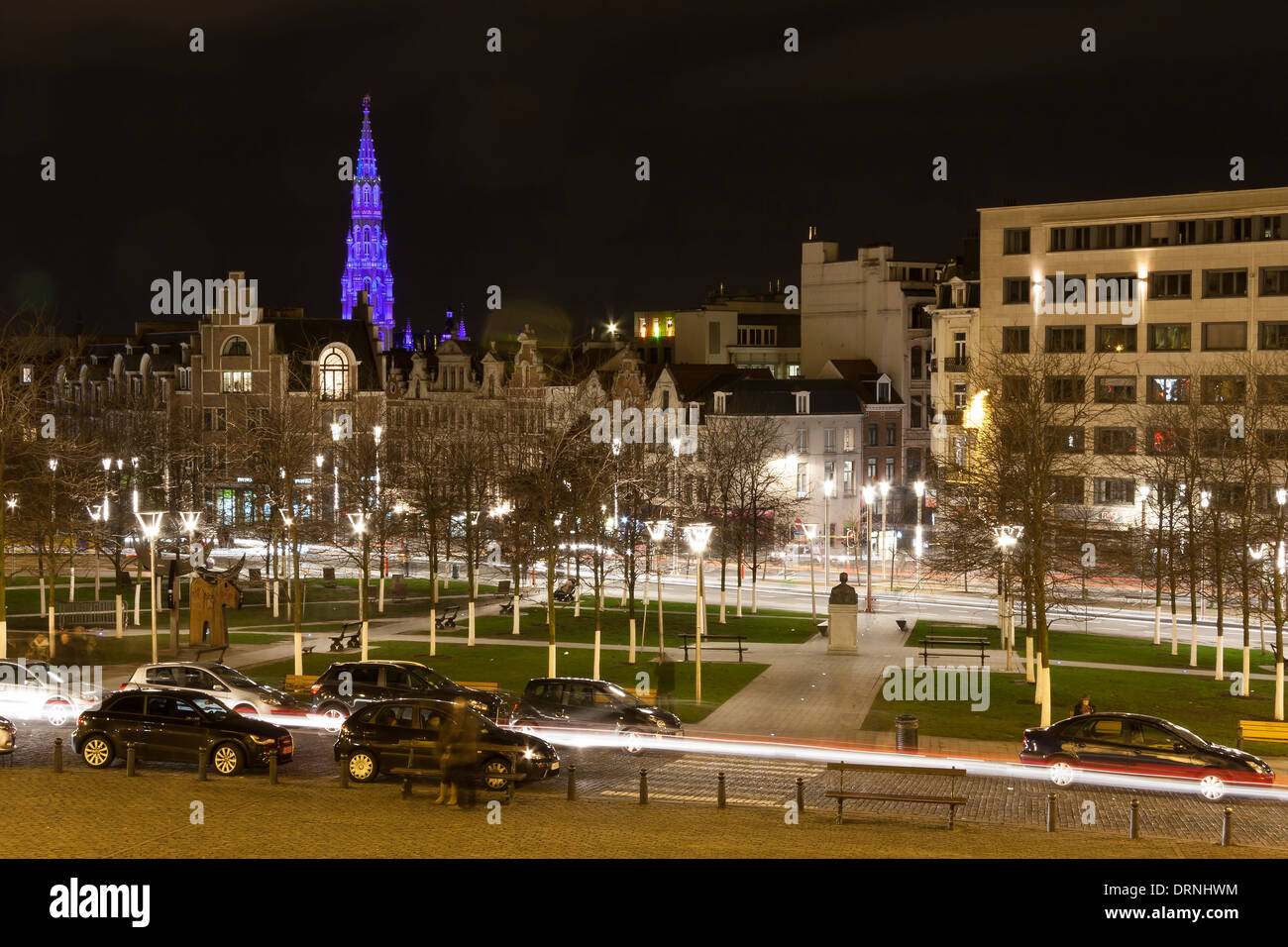 Straßen von Brüssel in der Nacht und beleuchteten Turm am Grote Markt im Hintergrund Stockfoto