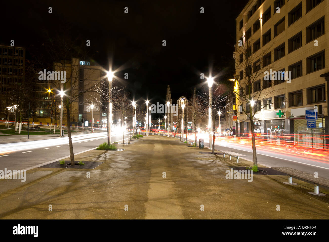 Lichtspuren auf Straßen von Brüssel in der Nacht Stockfoto