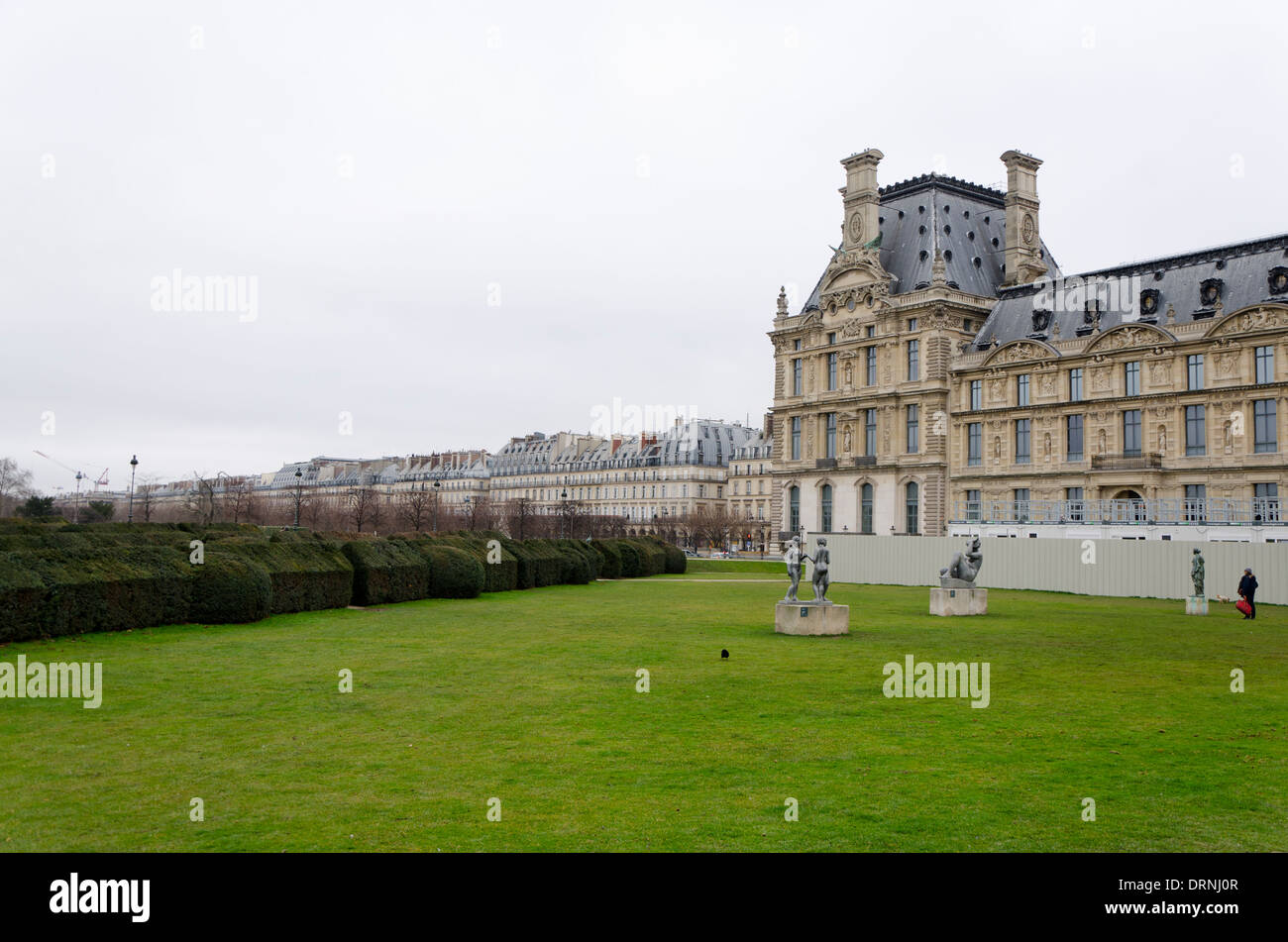 Die Louvre-Palast, ehemaligen Königspalast Gärten und heute Museum und Rue de Rivoli im Hintergrund und Skulpturen, Paris, Frankreich. Stockfoto