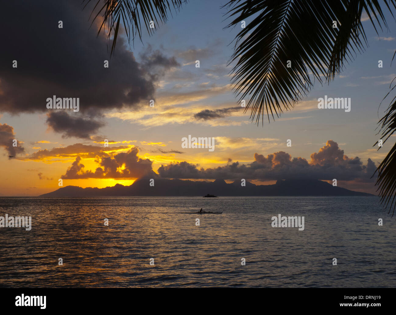 Sonnenuntergang über Moorea Insel von Tahiti in der Windward-Inseln Französisch-Polynesien mit Sonne tauchen hinter Hügeln in der silhouette Stockfoto