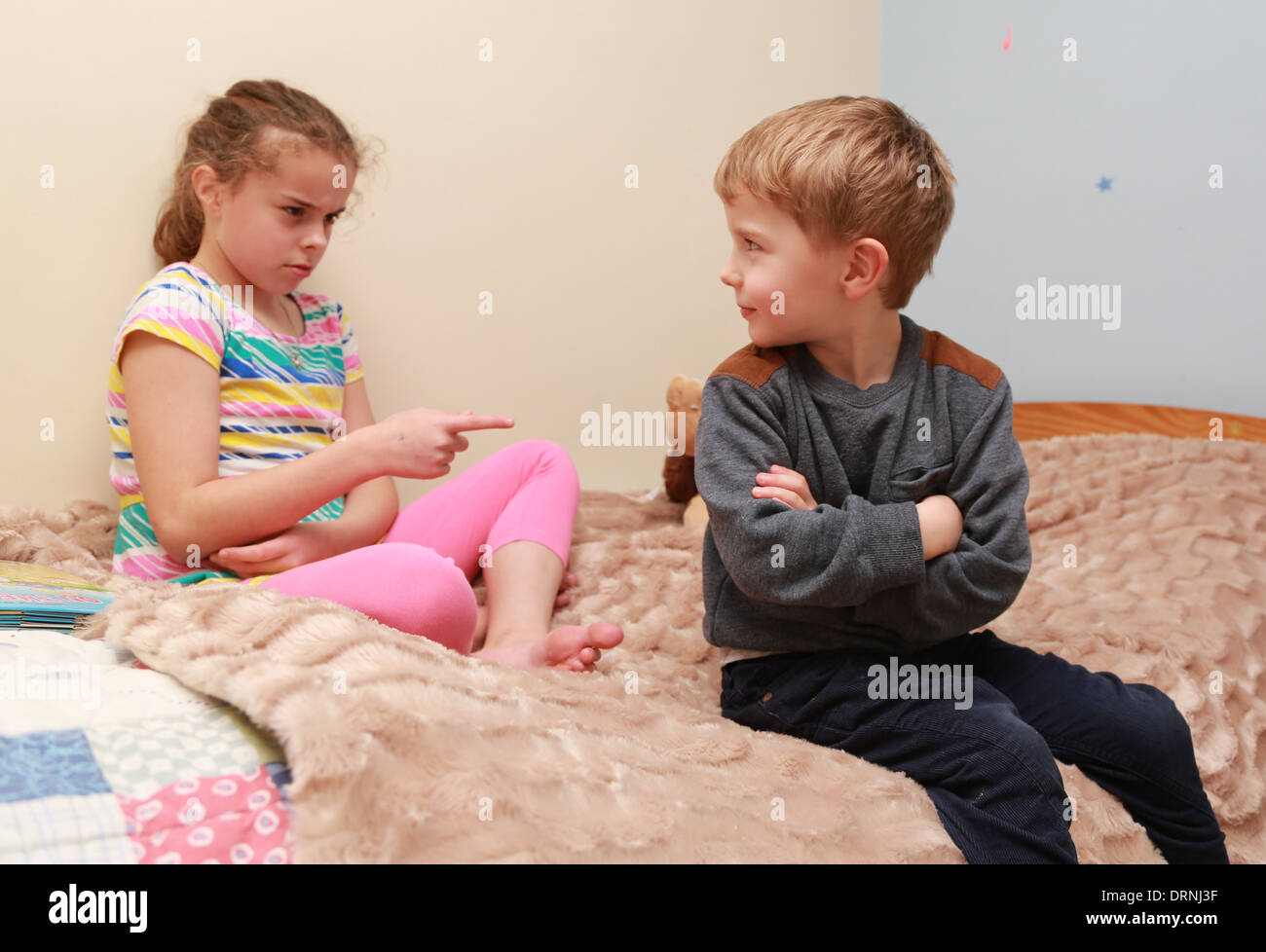 Bruder And Schwester Kämpfen Stockfotografie Alamy