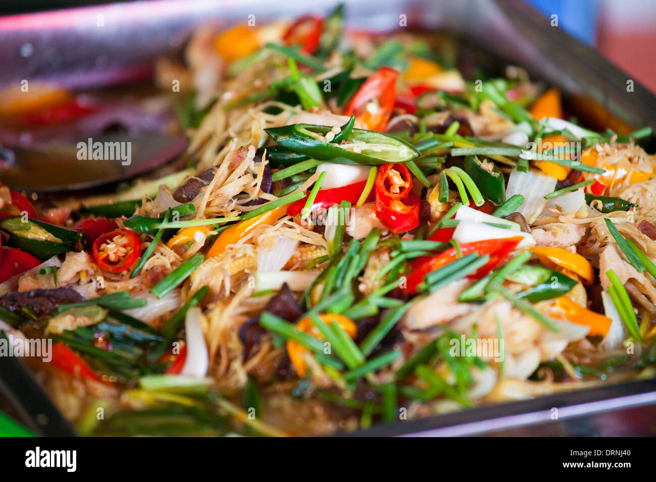 Thai-Küche bei einem Straßenhändler in Bangkok, Thailand Stockfoto
