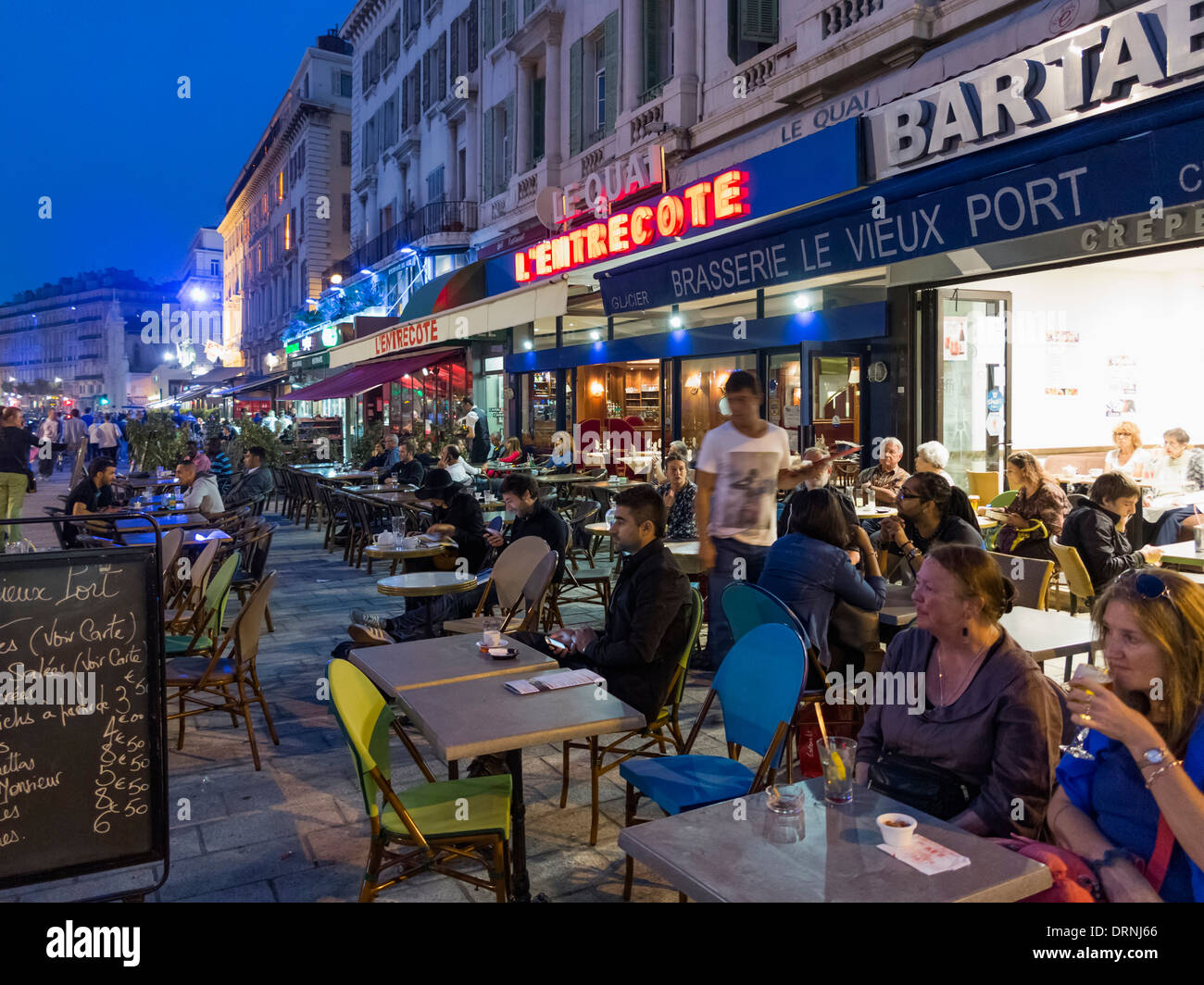 Marseille, Frankreich - Leute an belebten Bürgersteig Cafés neben am alten Hafen von Marseille, Provence, Frankreich, Europa am Abend Stockfoto