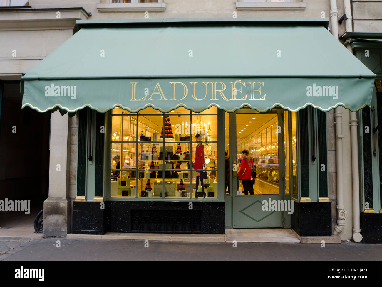 Eingang des Laduree-Geschäfts in der Rue royale, der französischen Luxusbäckerei und Süßwarenfabrik in Paris, Frankreich. Stockfoto