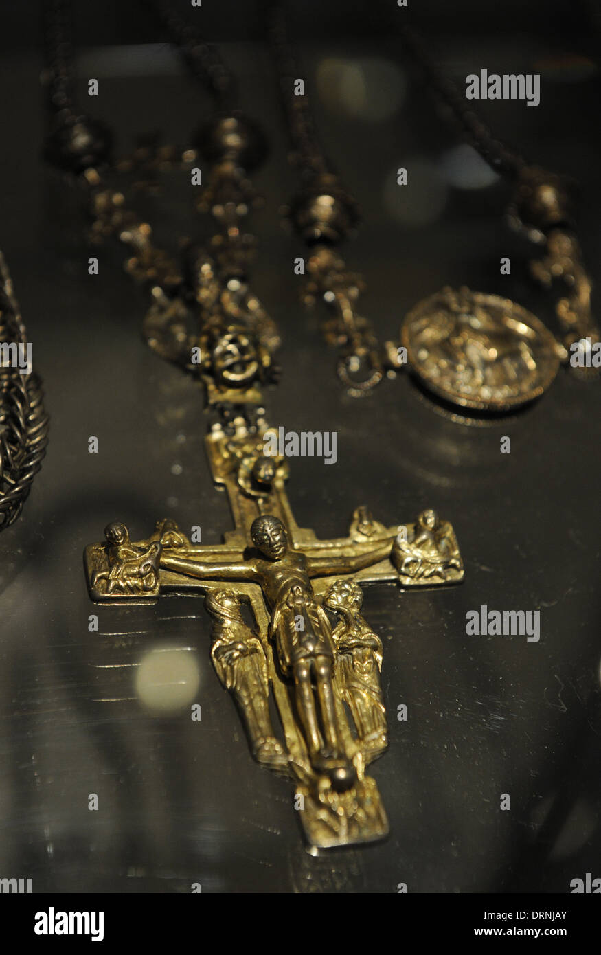 Des Bischofs Hort von Halikko. 12. Jahrhundert. Anhänger mit einem vergoldeten Kreuz. National Museum of Finland. Helsinki. Finnland. Stockfoto