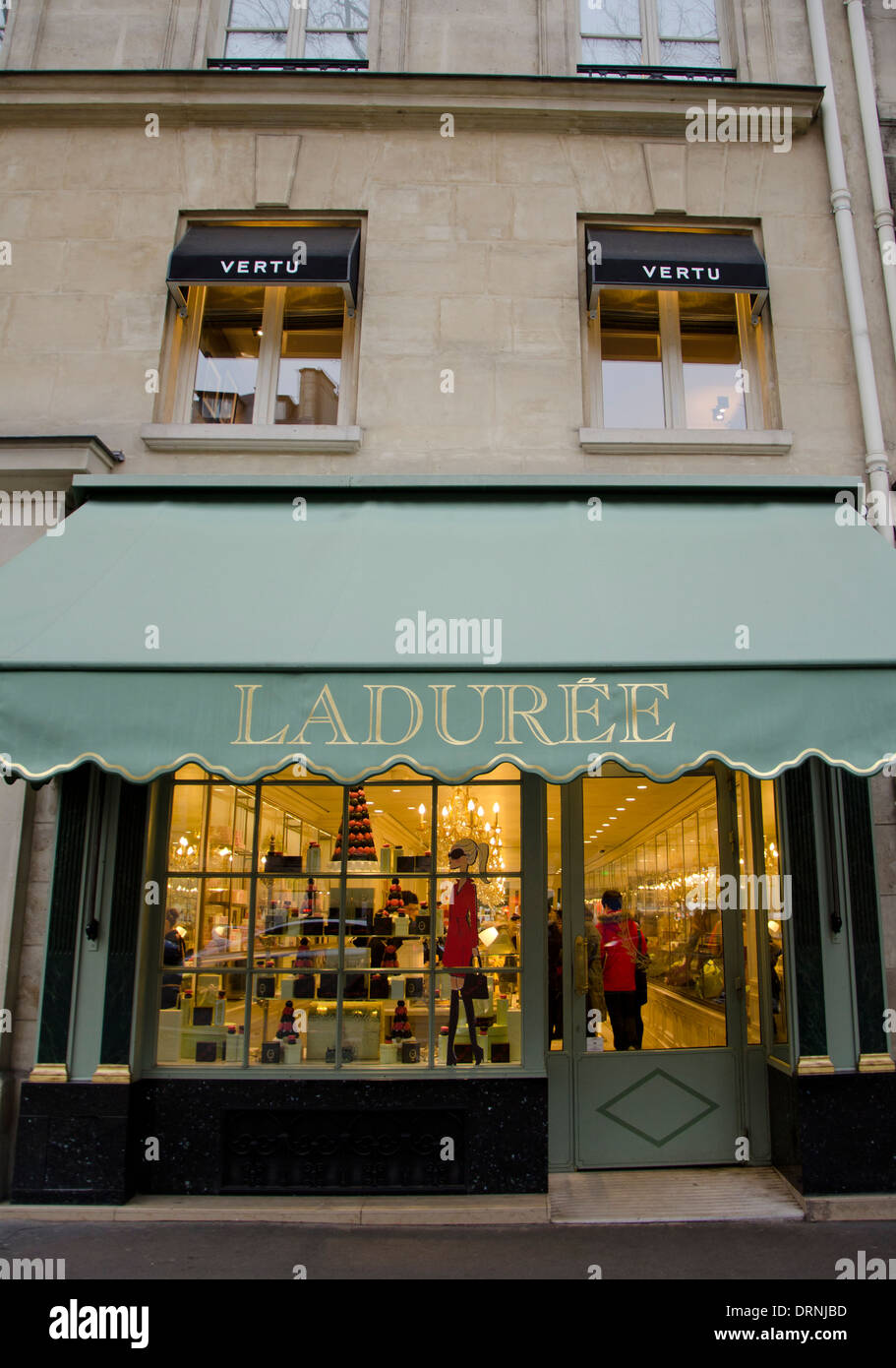 Eingang des Laduree-Geschäfts in der Rue royale, der französischen Luxusbäckerei und Süßwarenfabrik in Paris, Frankreich. Stockfoto