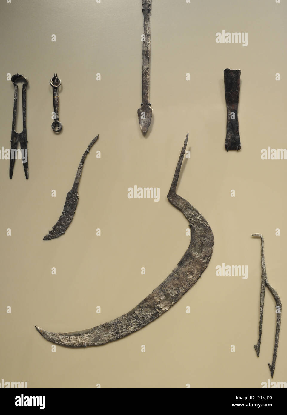 Eiserne Werkzeuge. Schere, Schlüssel, Messer, Löffel Schnecke, Meißel, Angeln Speer und Sichel. 11. bis 12. Jahrhundert. Stockfoto