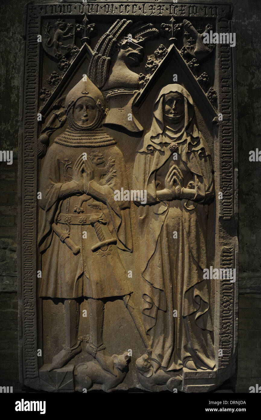 Grab-Platte von Heinrich Beyer Boppard (gest. 1376) und seine Frau Lisa von Pyrmont (d.1399). Aus rotem Sandstein. Kloster Marienberg. Stockfoto