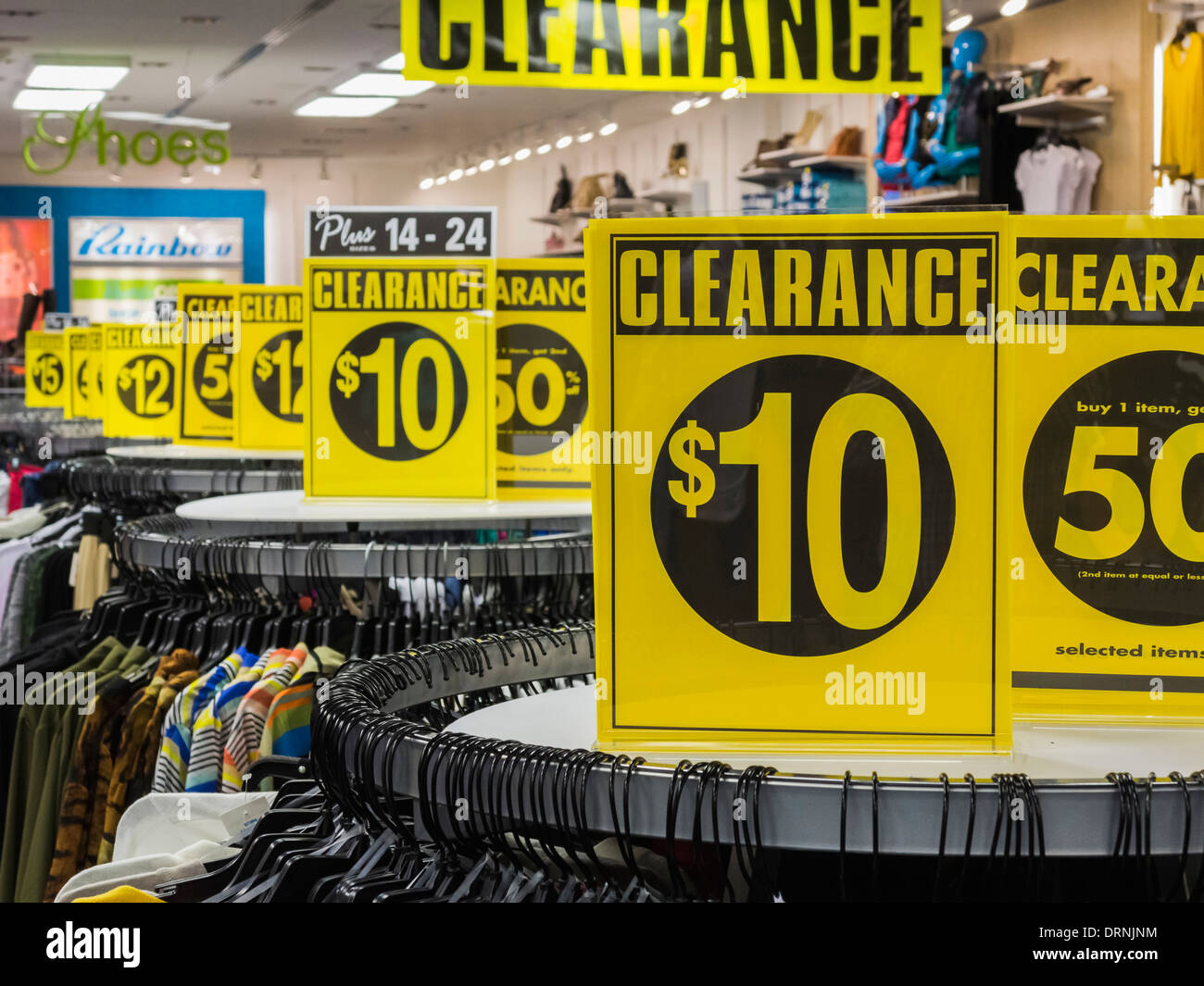 Clearance-Zeichen in einem Geschäft mit einem Verkauf, USA Stockfoto