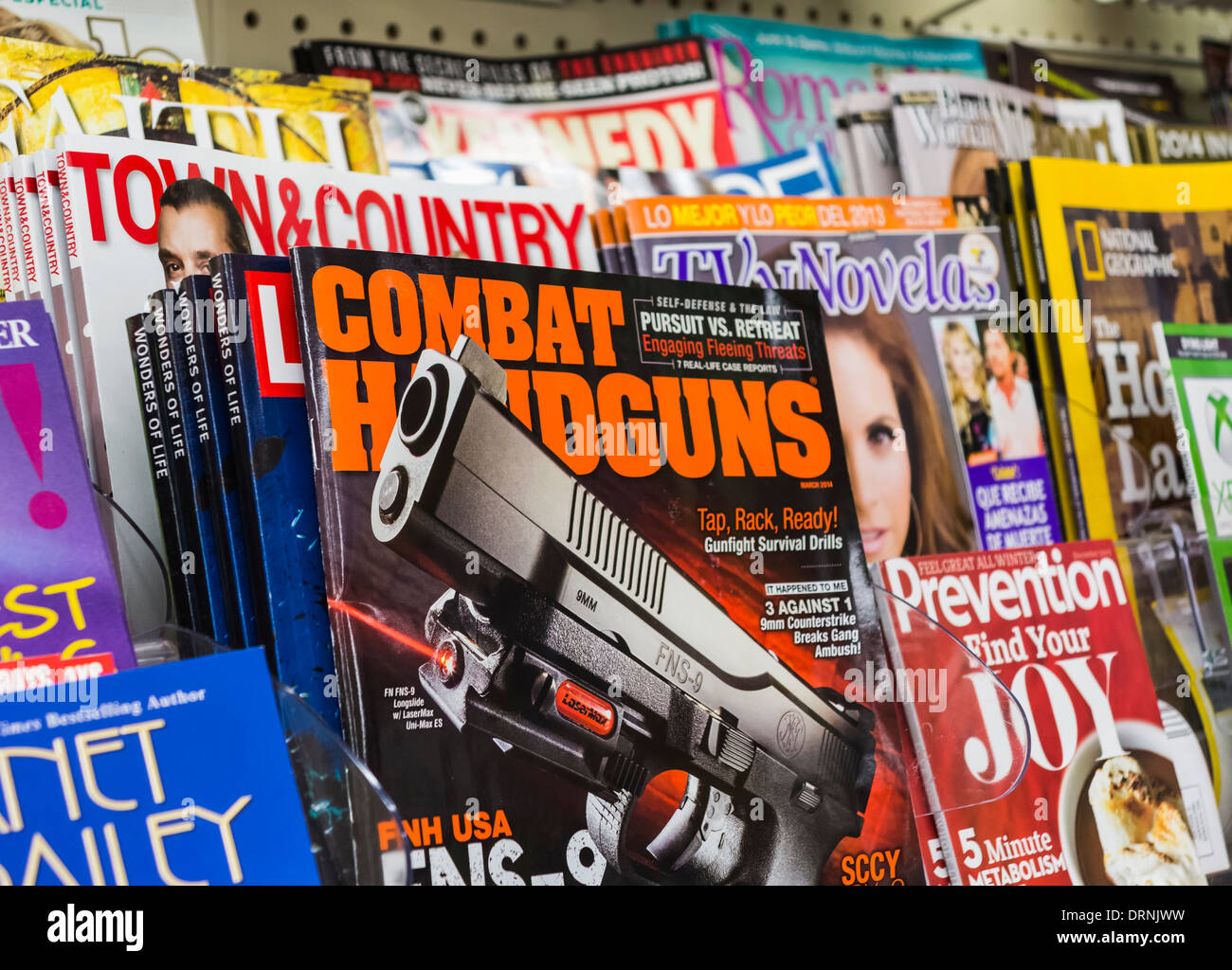 Pistole auf dem Display im Ladengeschäft News Magazin / Zeitschriftenhandel, USA Stockfoto