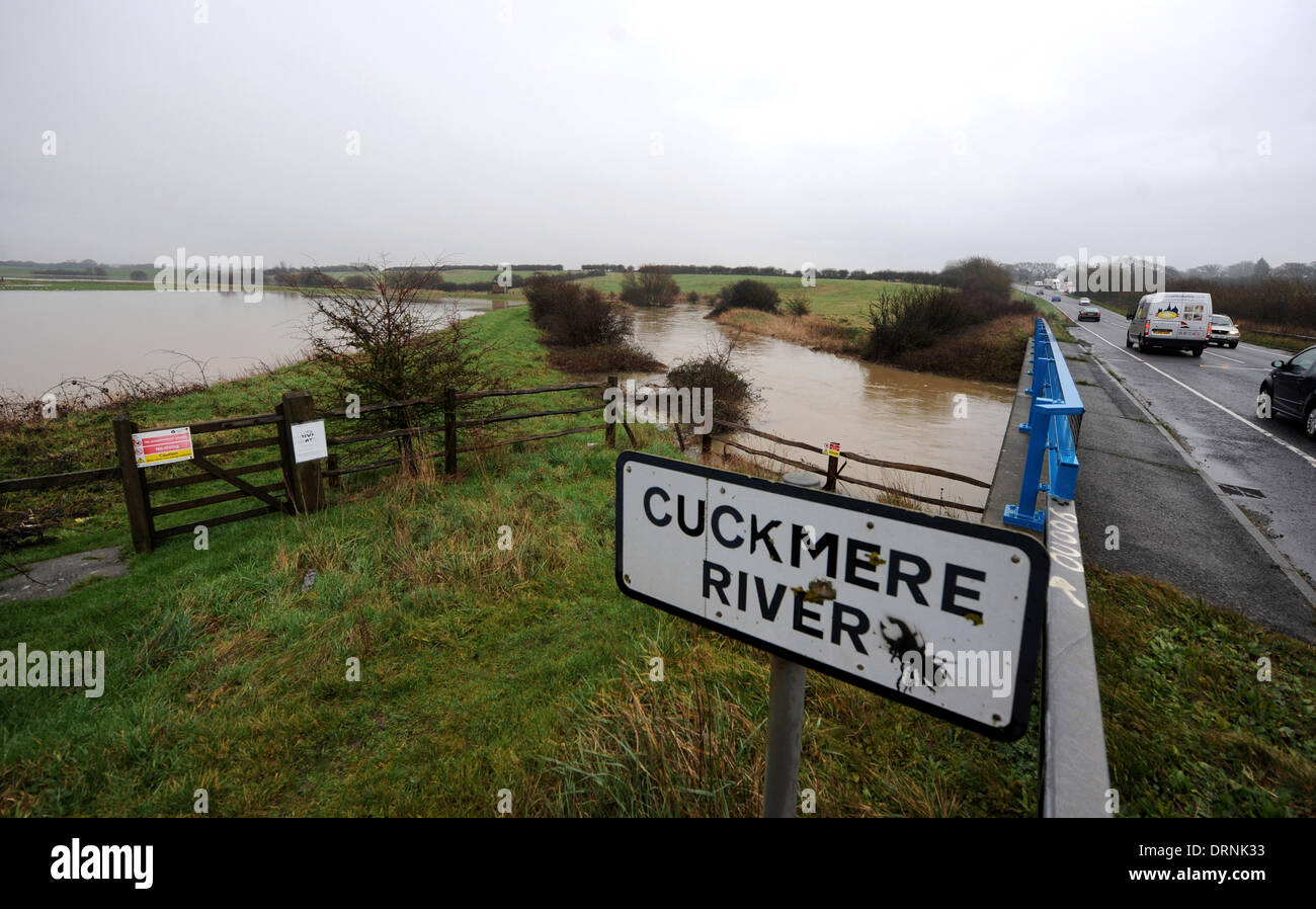 Überfluteten Felder am Touristenort neben dem Cuckmere River, die seine Ufer nach Wochen des nassen Wetters geplatzt Stockfoto