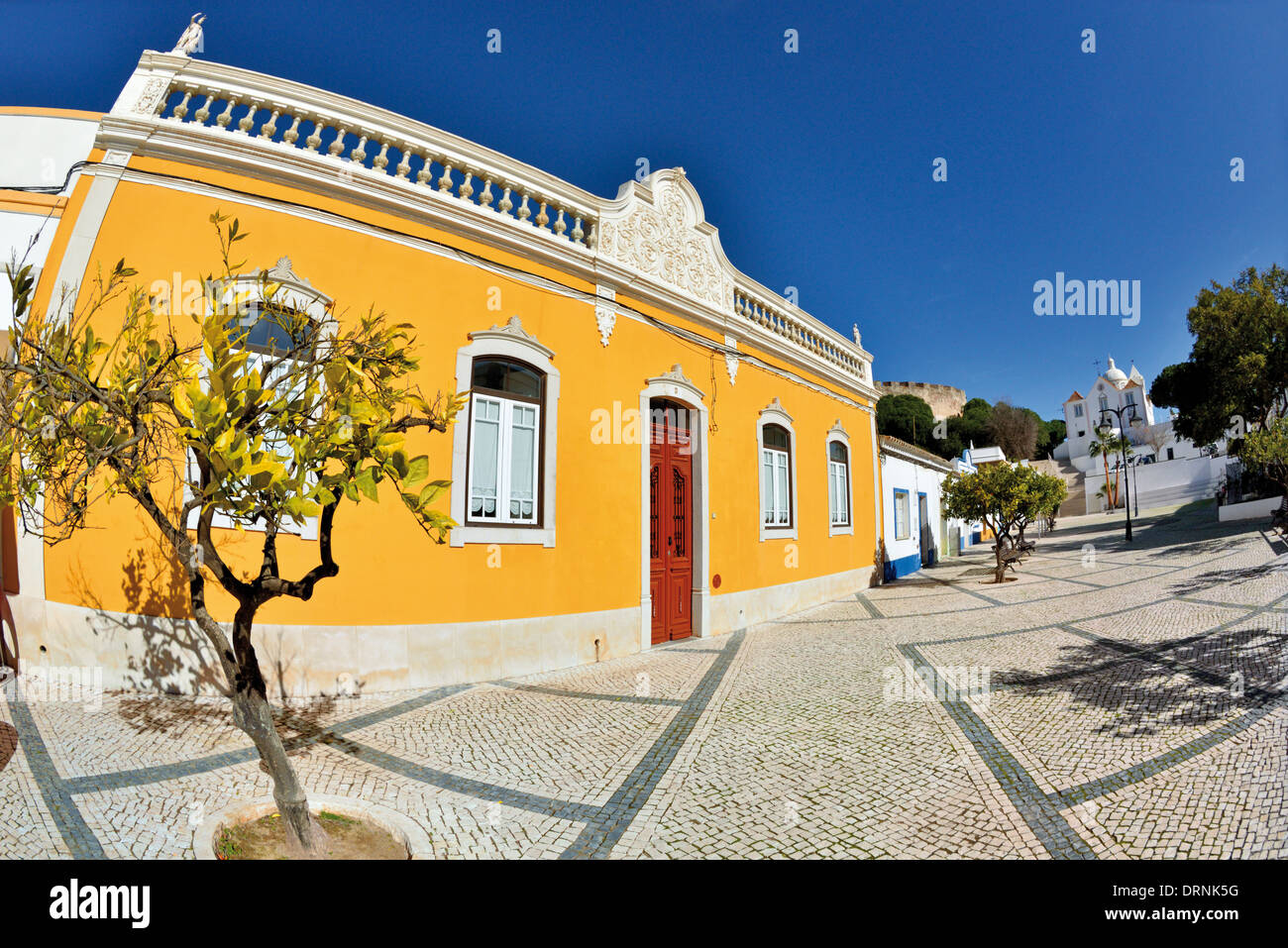 Portugal, Algarve: Typische Algarve-Architektur an der Praça 1 de Maio in Castro Marim Stockfoto