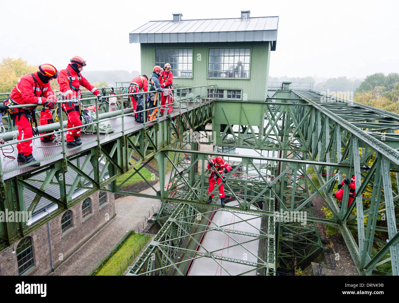 Örtlichen Feuerwehren haben einen hohen Winkel Übung am alten Schifffahrtskanal Lift Henrichenburg zu retten. Stockfoto