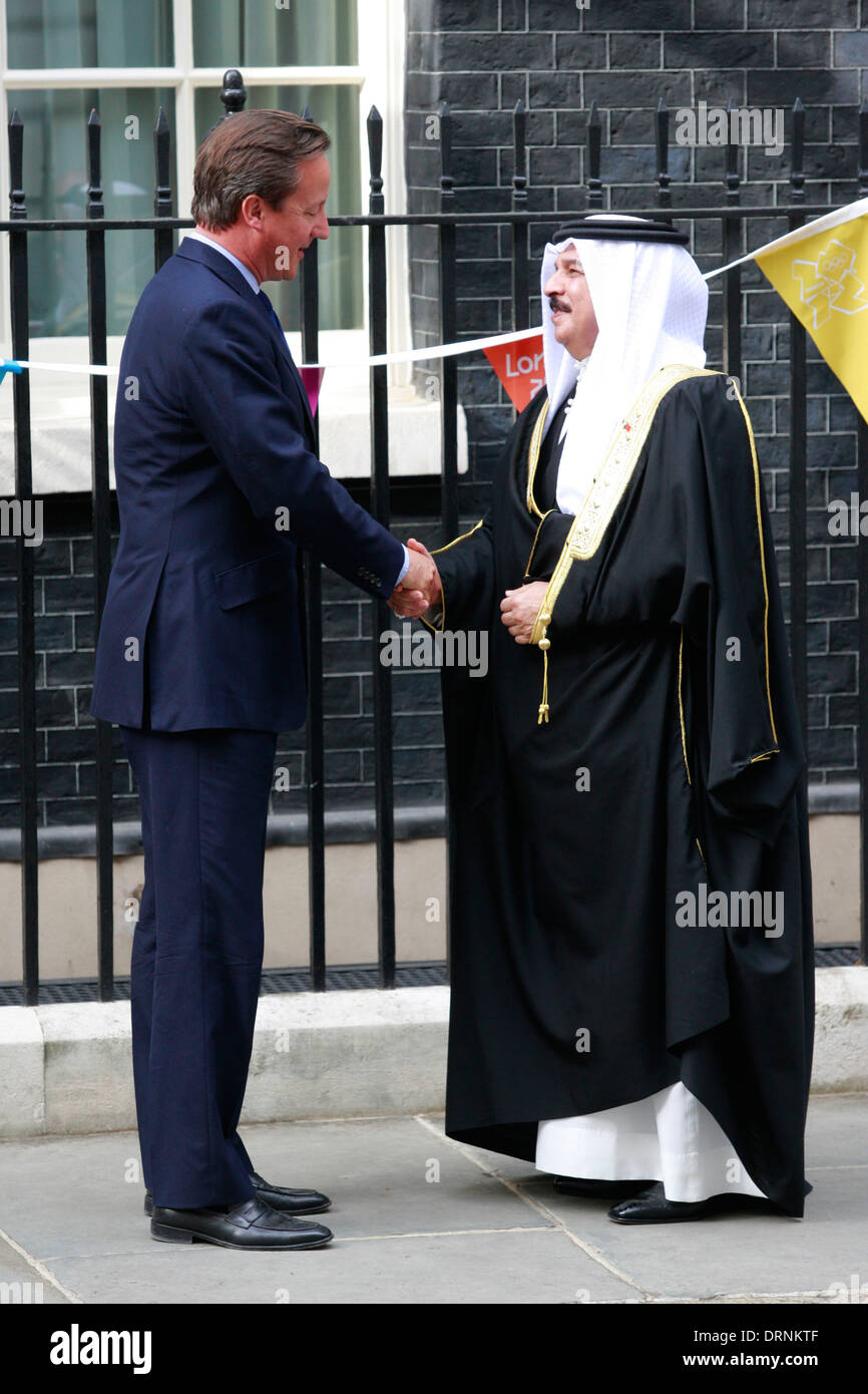 Britische Premierminister David Cameron (L) grüßt Bahrains König Hamad bin Isa al-Khalifa Stockfoto