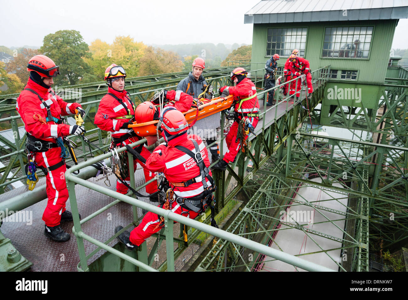 Örtlichen Feuerwehren haben einen hohen Winkel Übung am alten Schifffahrtskanal Lift Henrichenburg zu retten. Stockfoto