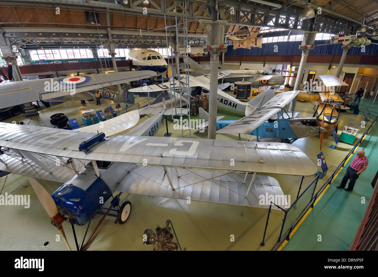 Innenraum des ehemaligen Manchester Air and Space Museum, das Teil des Museum of Science and Industry, Manchester, England war. Stockfoto