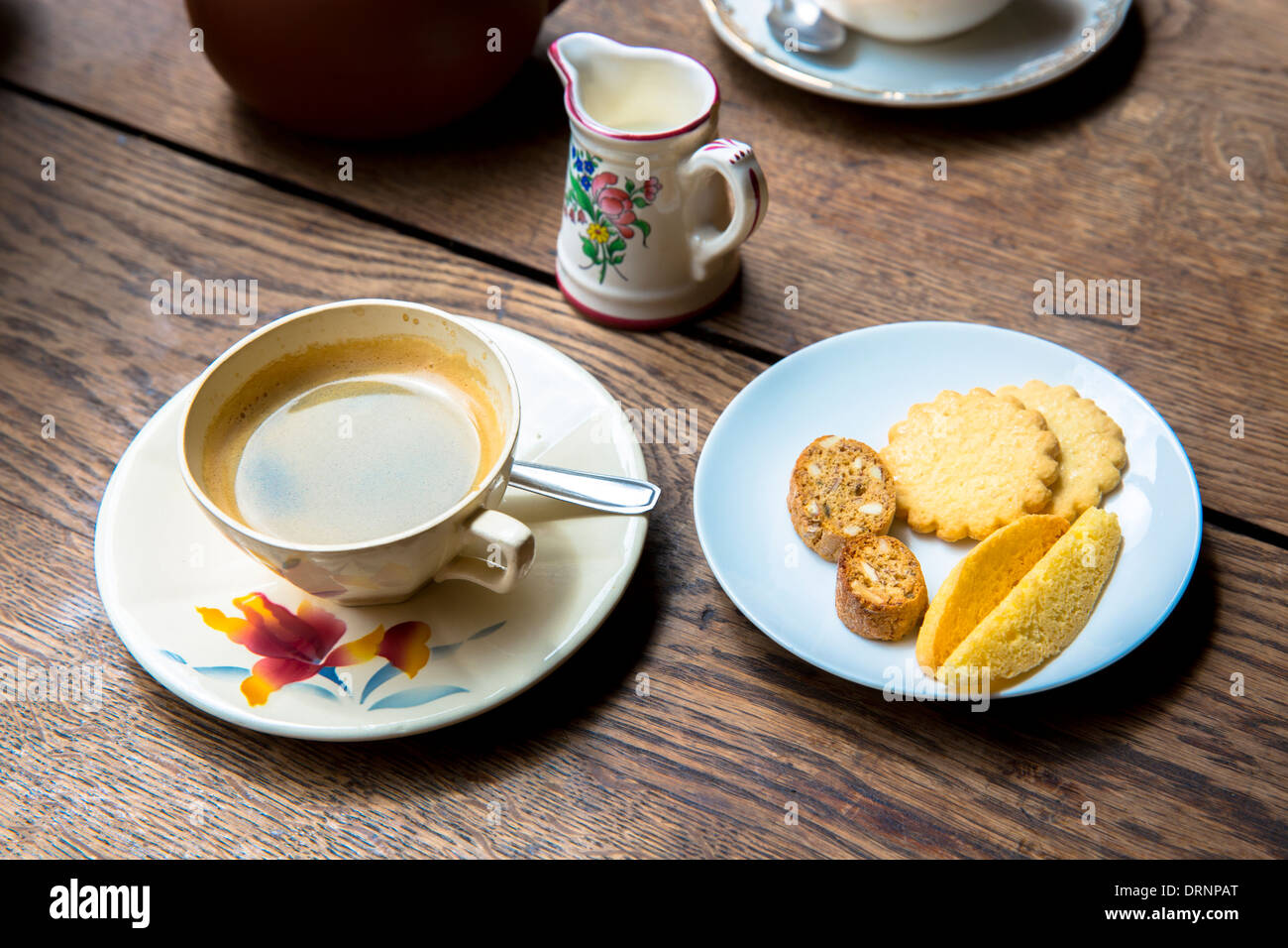 Kaffee und Gebäck im Café La Rose de Vergy in Rue De La Chouette in Dijon in Burgund Frankreich Stockfoto